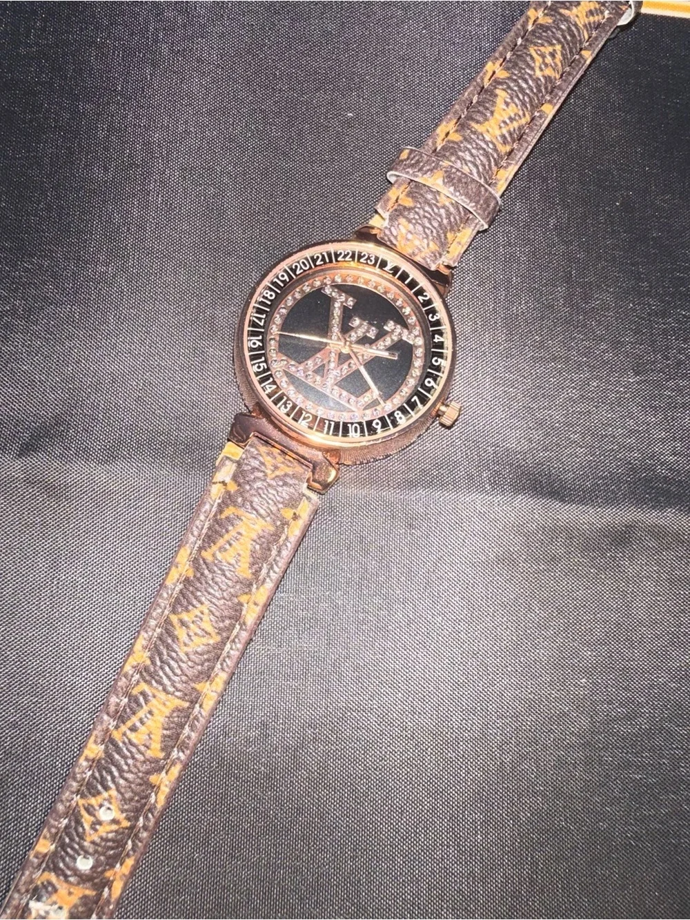 Men's or Women’s Brown Pattern Leather Strap Watch-Fashion Accessory never worn